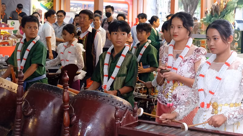 Học sinh Trường phổ thông dân tộc nội trú Trung học phổ thông Bình Phước biểu diễn nhạc cụ dân tộc truyền thống. (Ảnh: Nhất Sơn)