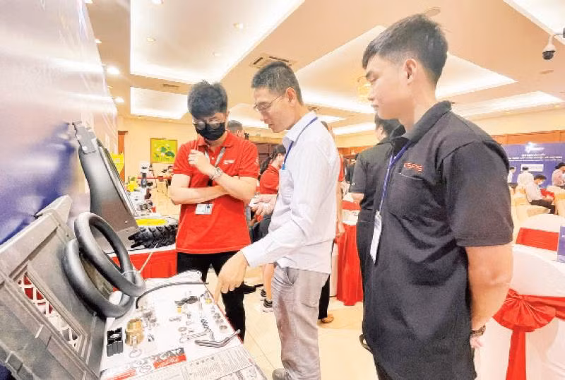 Đại diện nhà mua hàng và doanh nghiệp cung ứng trao đổi tại sự kiện Hội nghị tìm kiếm nhà cung cấp công nghiệp hỗ trợ năm 2022.