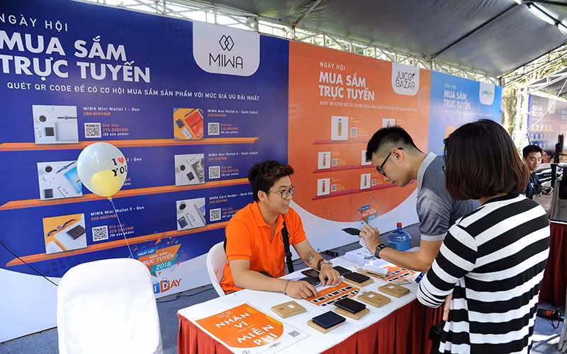 Người tiêu dùng trải nghiệm công nghệ số và thương mại điện tử. (Ảnh ĐẶNG MINH)