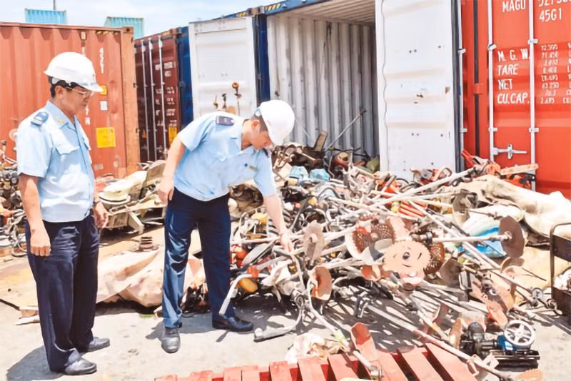 Hải quan cảng Cát Lái (TP Hồ Chí Minh) kiểm tra một công-ten-nơ hàng hóa thông quan. (Ảnh MINH DŨNG)