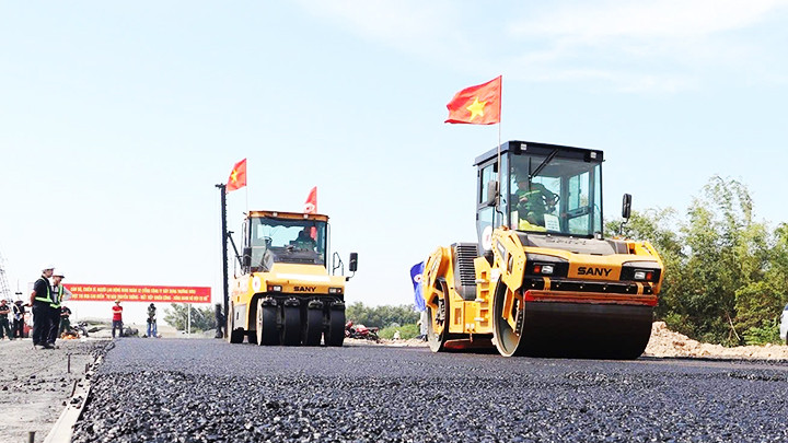 Sôi nổi không khí thi đua trên các công trường cao tốc bắc-nam.