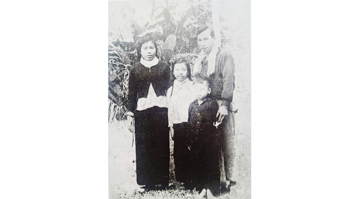 Anh hùng LLVTND Hồ Truyền chụp ảnh cùng ba người con là Anh hùng LLVTND Hồ Thị Kim Thanh và Hồ Thị Thanh Lâm, Hồ Tấn Sơn năm 1963, trước khi Lâm và Sơn ra bắc. Ảnh gia đình cung cấp.