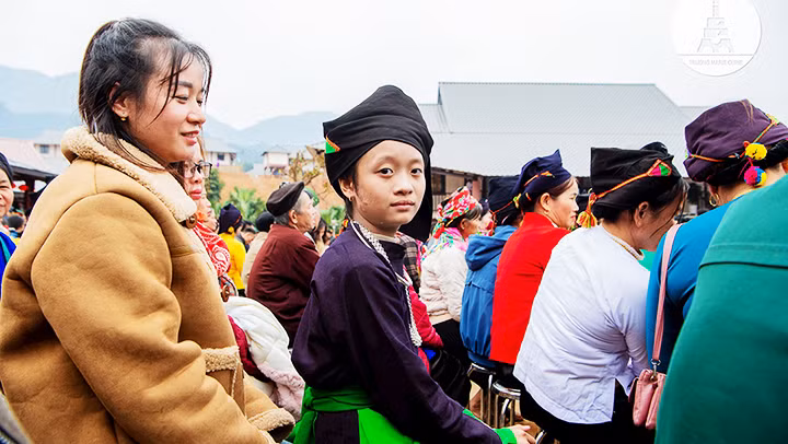 Cháu Mông Hoàng Thảo Ngọc (học sinh lớp 6) Trường tiểu học và THCS số 1 xã Phúc Khánh dự lễ khánh thành Làng Nủ mới.