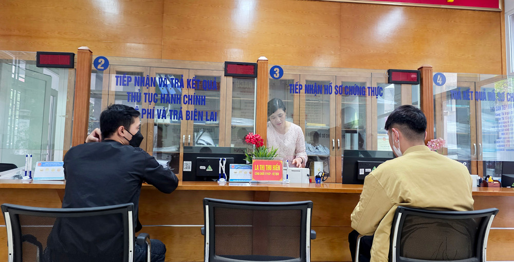Người dân làm thủ tục hành chính tại một cửa liên thông. Ảnh: HẢI NAM