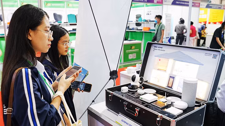 Các sản phẩm của Việt Nam được giới thiệu tại triển lãm quốc tế về linh kiện điện tử thông minh. Ảnh: NAM ANH