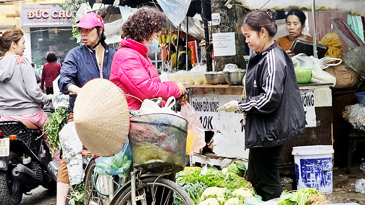 Giá hàng hóa và dịch vụ trên thị trường nhìn chung không có biến động bất thường. Ảnh: NGUYỆT ANH