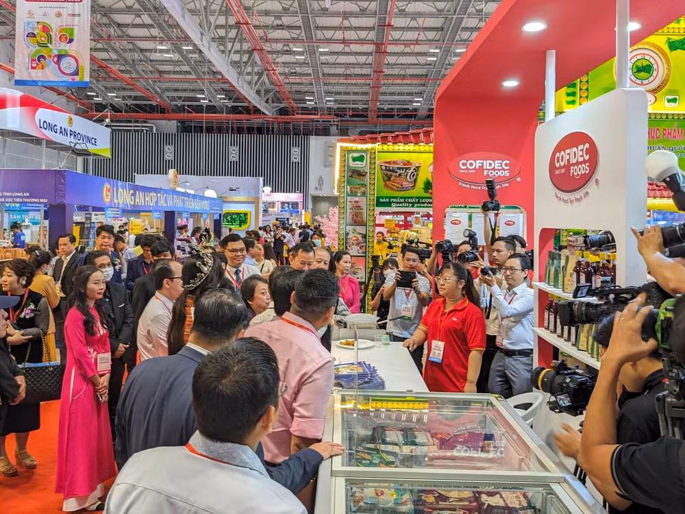 Các gian hàng thực phẩm tại HCMC FOODEX 2024 luôn thu hút nhiều người tham quan.