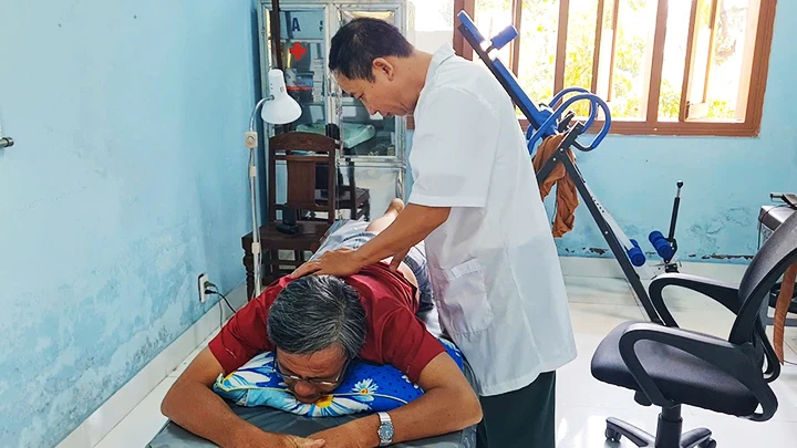 Thiếu tá QNCN Ninh Công Khánh đang điều trị cho người bệnh.