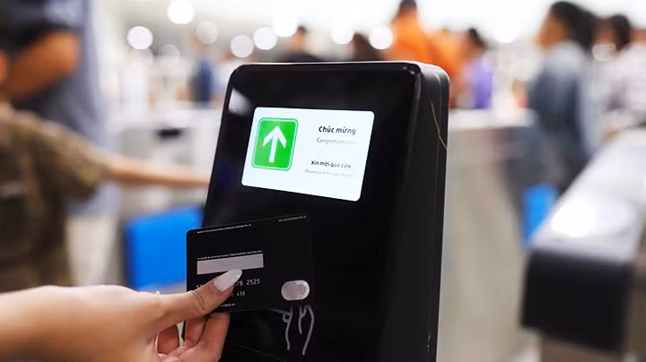 Dịch vụ thanh toán trên tuyến metro được triển khai với dòng thẻ ghi nợ và thẻ tín dụng.