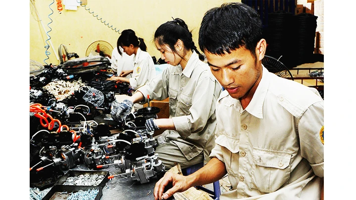 Người lao động đều mong muốn điều chỉnh lương tối thiểu trong năm 2025. Ảnh: NAM ANH