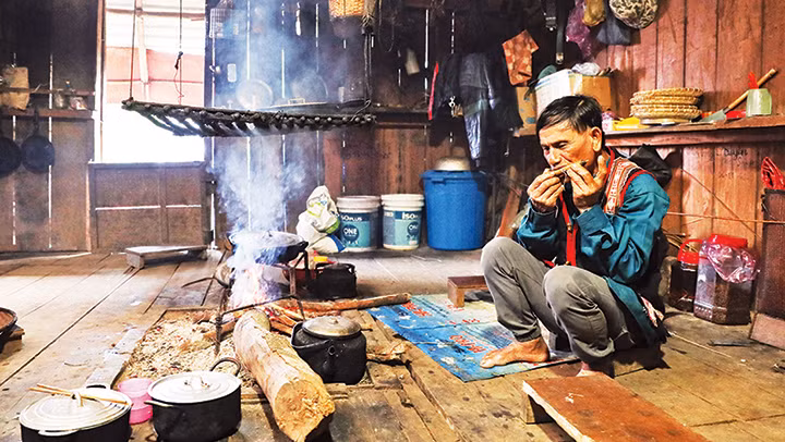 Nghệ nhân Ưu tú A Lễ (Kon Tum) mong mỏi lứa kế cận nhiệt huyết. Nghệ nhân Ưu tú A Lễ (Kon Tum) mong mỏi lứa kế cận nhiệt huyết.