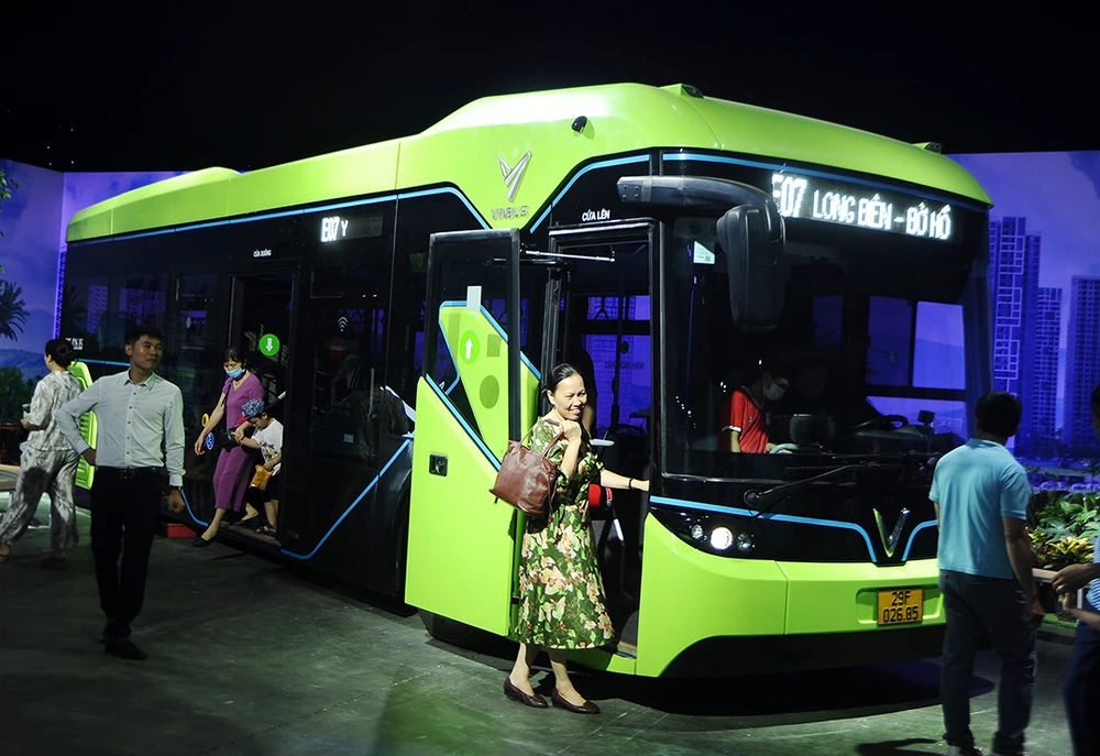 Hoàn thành chuyển đổi sang xe bus xanh trước năm 2030