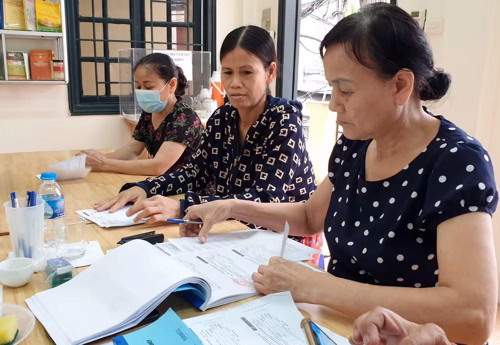 Người dân nộp tiền thuê đất, tiền sử dụng đất. Ảnh: NAM HẢI