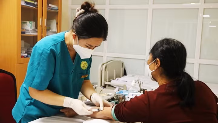 Người dân chủ động đi tiêm vaccine phòng bệnh cúm.