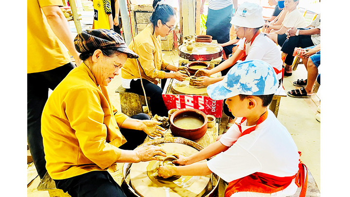 Sáng tạo ở làng gốm Thanh Hà