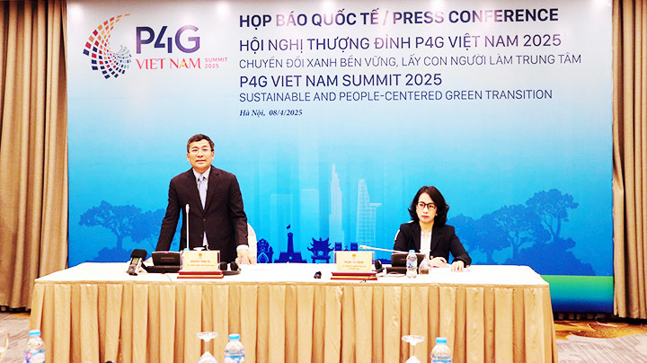 Thứ trưởng Ngoại giao Nguyễn Minh Vũ (trái) phát biểu tại họp báo.