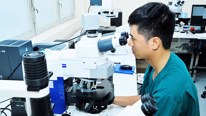 Mất rất nhiều thời gian làm các thủ tục hành chính để giải ngân kinh phí cho các đề tài khoa học. Ảnh: NAM ANH