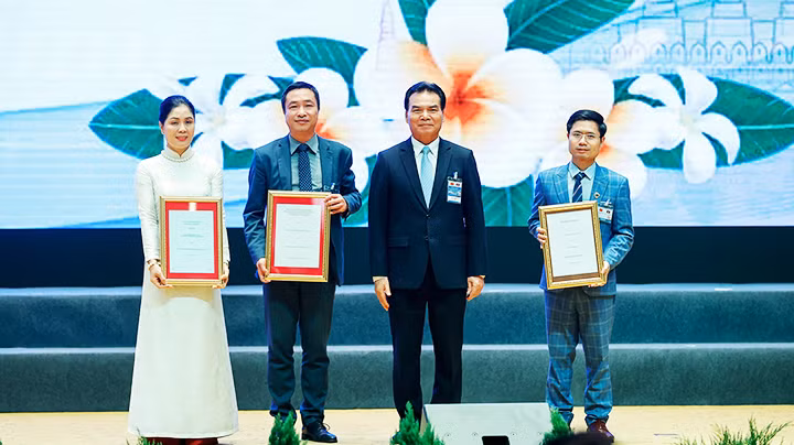 Lãnh đạo Bộ Kế hoạch và Đầu tư CHDCND Lào trao hợp đồng chuyển nhượng Dự án điện gió Savan 1 cho ông Nguyễn Thái Hà, Tổng Giám đốc Công ty TNHH MTV Điện gió Savan 1 (thứ hai từ trái sang). Ảnh: NHẬT BẮC/VGP