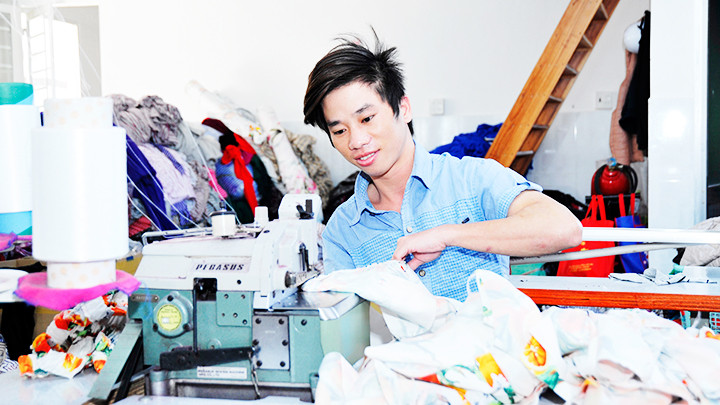 Sản xuất hàng may xuất khẩu tại hộ gia đình. Ảnh: NAM ANH