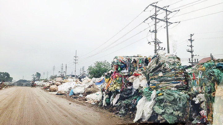 Con đường "ngập rác" tại làng Khoai, Văn Lâm, Hưng Yên.