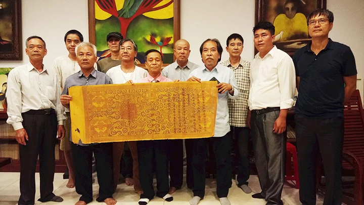 Nhóm nhân sĩ Hà Đông là một trong số ít nhóm sưu tầm và dâng trả lại sắc phong cho những địa phương bị mất. Nhưng còn thiếu những chính sách khuyến khích, tôn vinh để có nhiều hơn nữa các nhóm thiện nguyện văn hóa tương tự. 