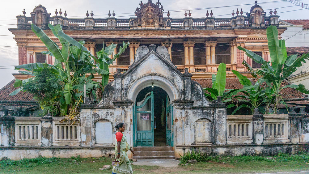 Một dinh thự bị bỏ hoang nhiều năm. Ảnh: SNEHA THOMAS