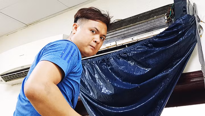 Bảo dưỡng định kỳ máy lạnh sẽ giảm lượng điện tiêu hao. Ảnh: NAM NGUYỄN