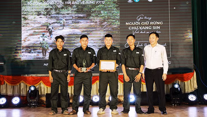 Giải Tinh thần xanh vinh danh tập thể người dân địa phương chung tay bảo vệ rừng thuộc về Tổ Cộng đồng tuần tra bảo vệ rừng. Ảnh: CÔNG LÝ