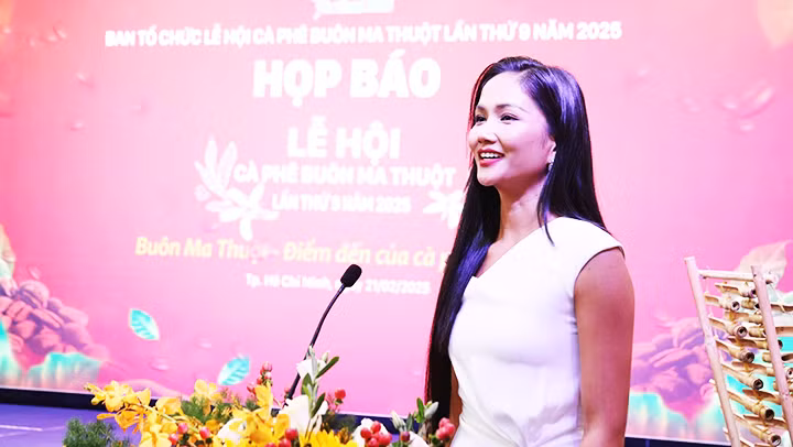 Đại sứ Lễ hội cà-phê 2025, Hoa hậu H’Hen Niê chia sẻ tại cuộc họp báo.