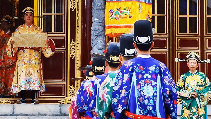 Đọc chỉ dụ của nhà vua trước bá quan văn võ.