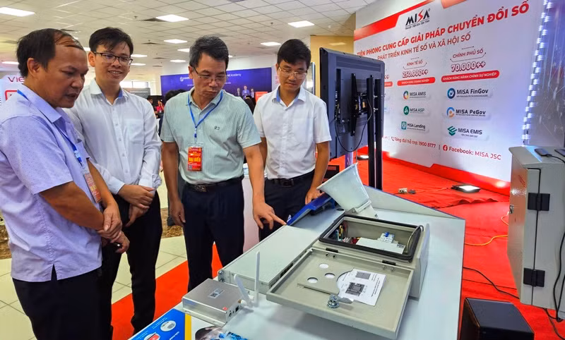 Cán bộ huyện Hoằng Hóa tham quan, lựa chọn sản phẩm số.