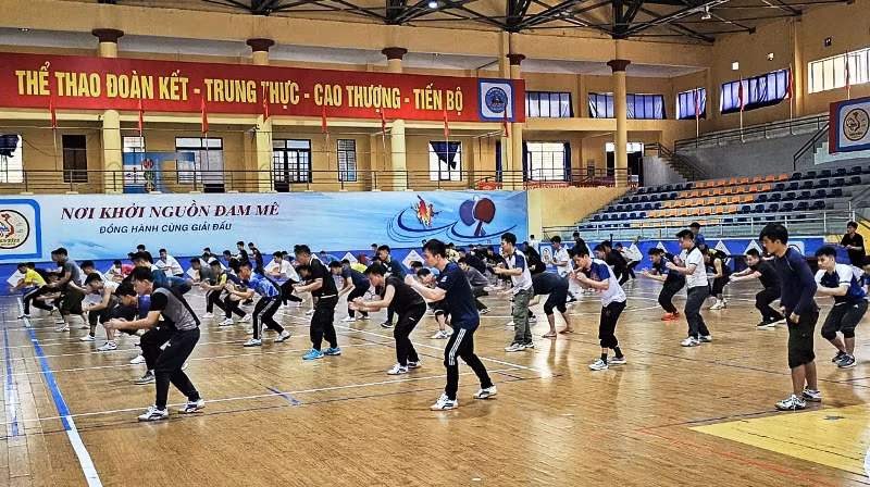 Thanh niên rèn luyện võ thuật tại Nhà tập luyện, thi đấu thể thao thành phố Sầm Sơn.