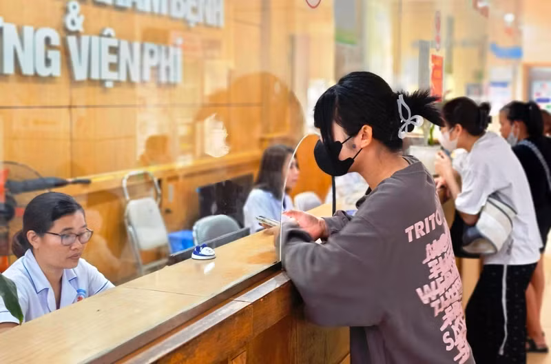 Người dân thực hiện các thủ tục khám, chữa bệnh tại Bệnh viện Nhi Thanh Hóa.