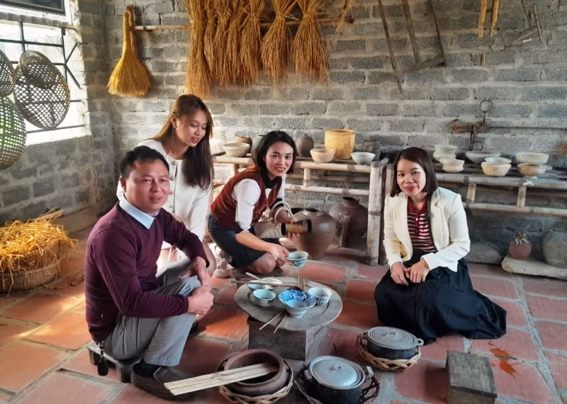 Khách du lịch trải nghiệm sinh hoạt đời thường trong không gian nhà cổ.