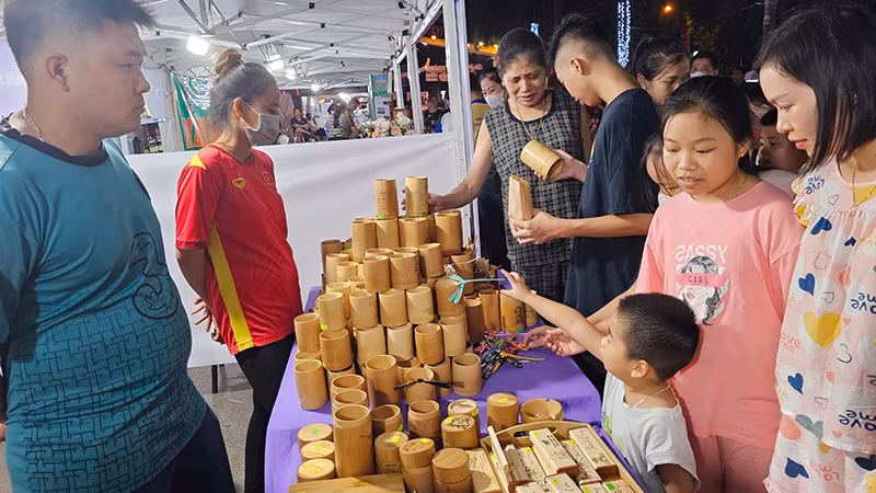 Nhiều lứa tuổi lựa chọn sản phẩm chế biến từ tre, luồng ở Thanh Hóa. Nhiều lứa tuổi lựa chọn sản phẩm chế biến từ tre, luồng ở Thanh Hóa.