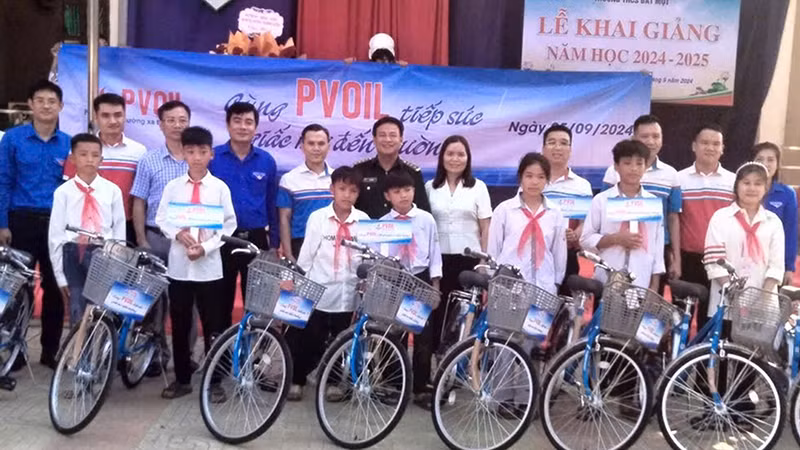 Đoàn thanh niên cùng Bộ đội Biên phòng trao tặng xe đạp cho học sinh miền núi đến trường học tập.