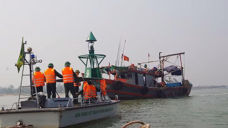 Bộ đội Biên phòng tiếp cận, kiểm tra phương tiện nghề cá.