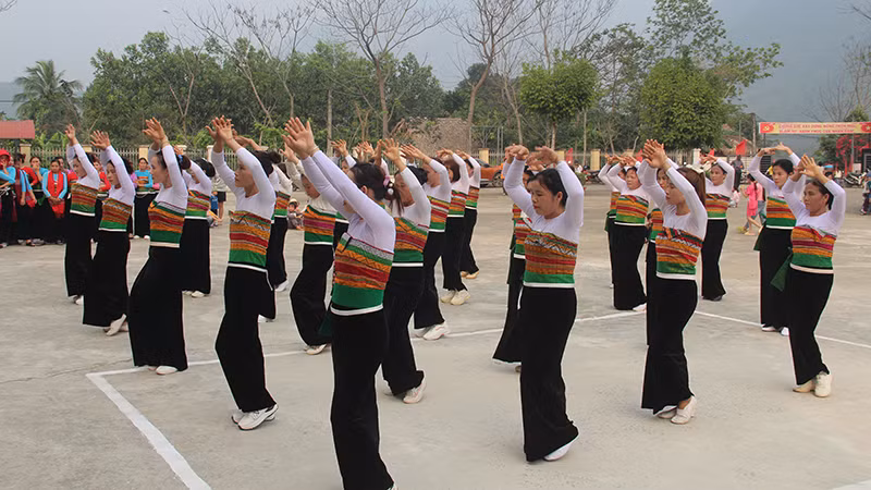 Phụ nữ xã Lũng Niêm, huyện Bá Thước biểu diễn dân vũ.