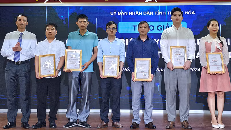 Lãnh đạo Sở Thông tin và Truyền thông tỉnh Thanh Hóa trao Giấy khen cho các cá nhân đoạt giải Cuộc thi trực tuyến tìm hiểu về chuyển đổi số.