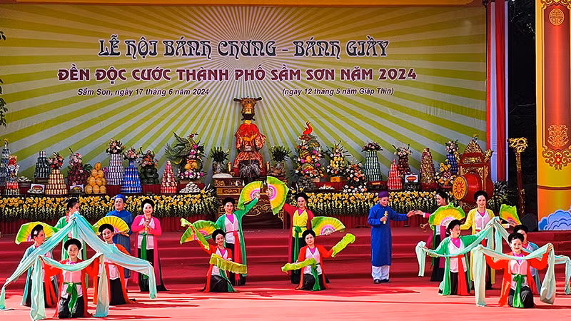 Tiết mục chèo ngợi ca quê hương tươi đẹp tại lễ hội cầu Phúc thường niên.