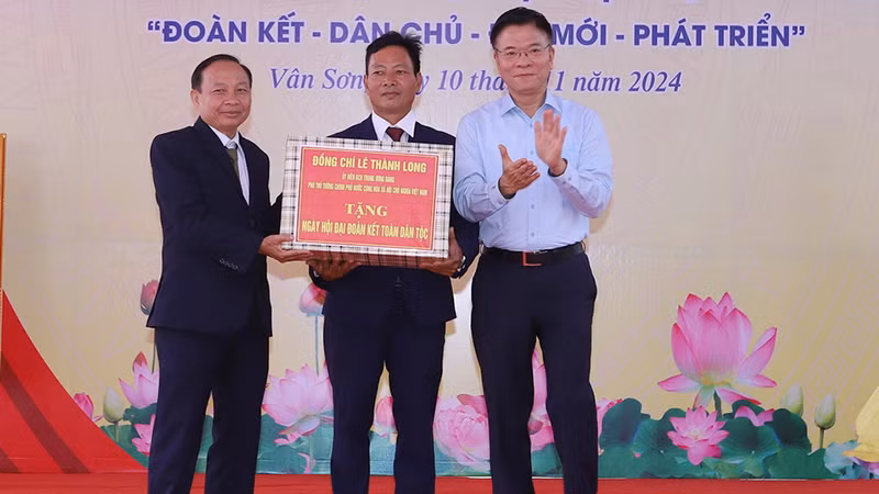 Phó Thủ tướng Lê Thành Long trao tặng quà cho Khu dân cư thôn 1, xã Vân Sơn, huyện Triệu Sơn, tỉnh Thanh Hóa.