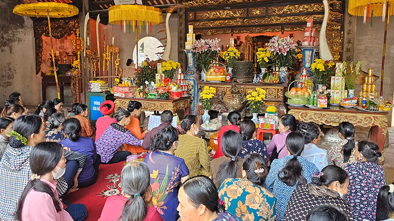 Người dân thực hành nghi lễ tín ngưỡng.