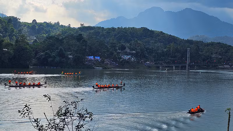 Đua thuyền trên sông Chu ở huyện Thường Xuân, tỉnh Thanh Hóa.