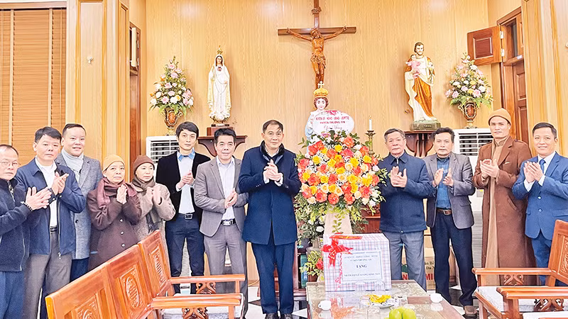 Chủ tịch Ủy ban nhân dân huyện Thường Tín Nguyễn Xuân Minh (thứ năm từ phải sang) chúc mừng các chức sắc và giáo dân Giáo xứ Hà Hồi nhân dịp Giáng sinh 2023.