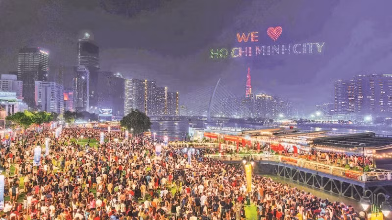 Du khách xem trình diễn ánh sáng bằng drone tại Lễ hội Sông nước Thành phố năm 2024. (Ảnh CTV)