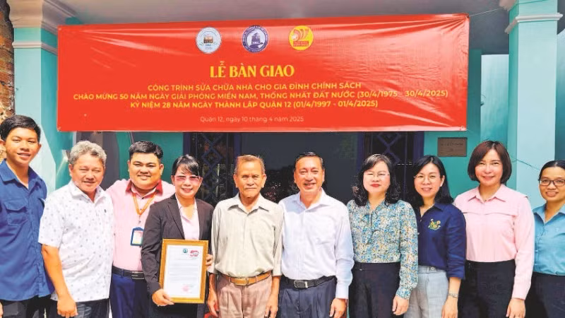 Bàn giao căn nhà đã được sửa chữa khang trang cho gia đình thương binh Châu Quốc Hồng (phường Thới An, Thành phố Hồ Chí Minh). (Ảnh VƯƠNG LÊ)