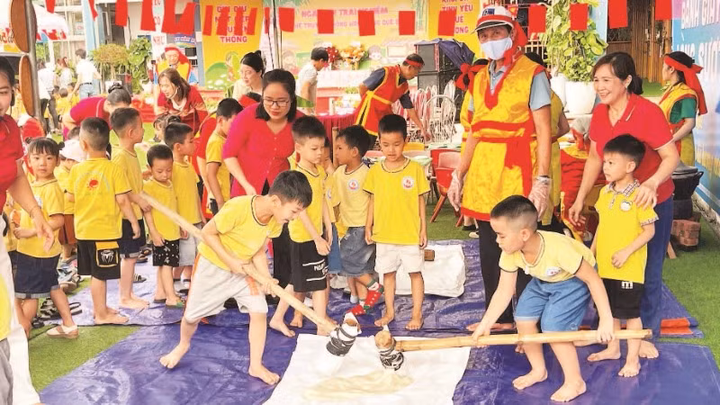 Học sinh Trường mầm non Thanh Bình trải nghiệm giã bánh dày.