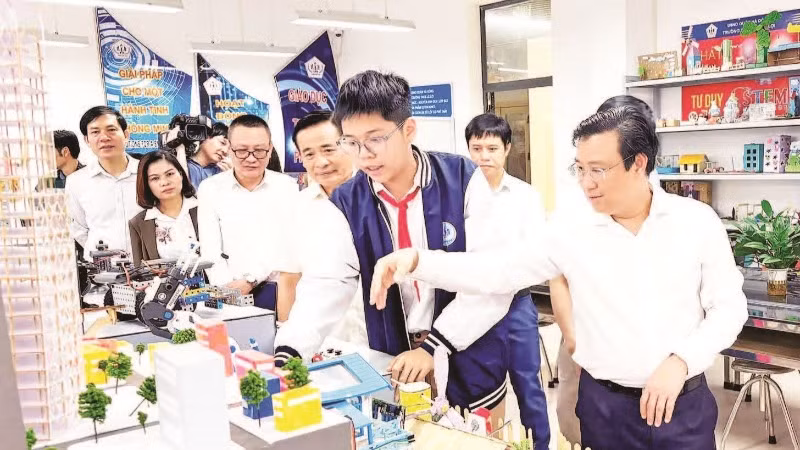 Đoàn giám sát khảo sát thực tế tại Trường trung học phổ thông Lê Lợi. (Ảnh LÊ HẢI)