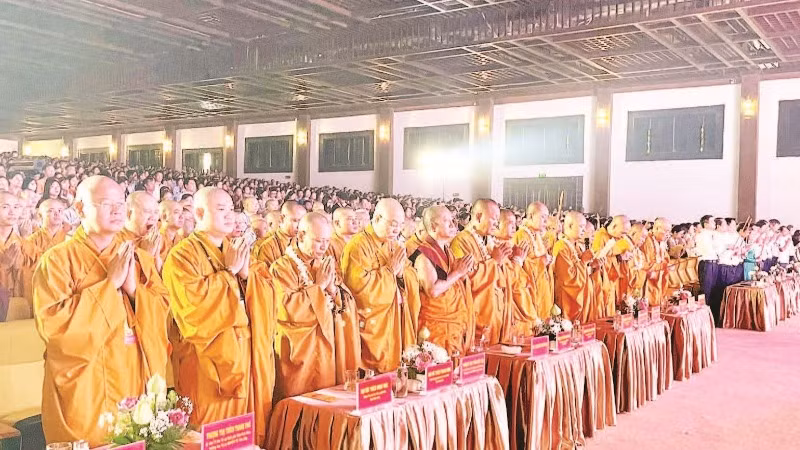 Các đại biểu thực hiện nghi thức dâng hương cầu nguyện.