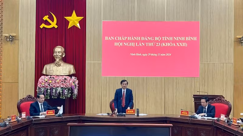 Đồng chí Đoàn Minh Huấn, Bí thư Tỉnh ủy Ninh Bình phát biểu tại hội nghị.